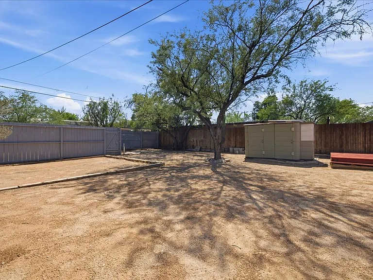 2525 N Cherry Ave — Photo 20