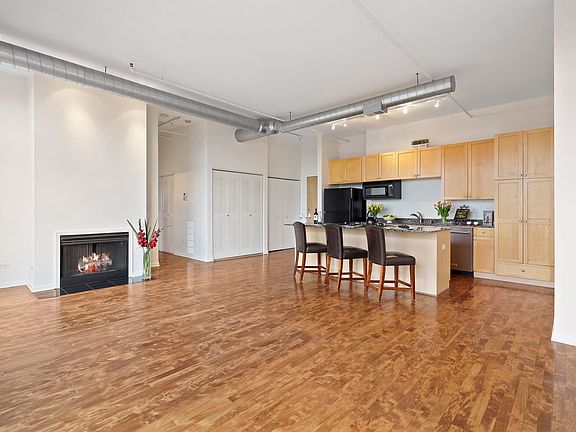 3rd image of 1735 W Diversey Pkwy APT 602