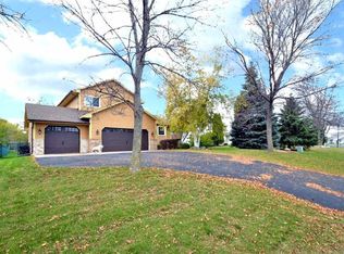 882 Sunrise Dr, Woodbury, MN 55125