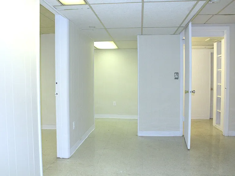 Avon Apartments — Photo 32