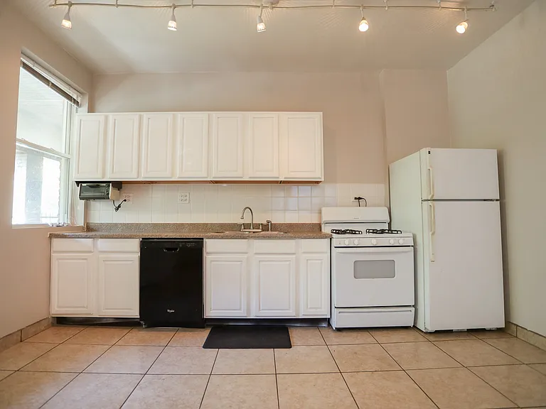 1449 W Argyle St #2 — Photo 1
