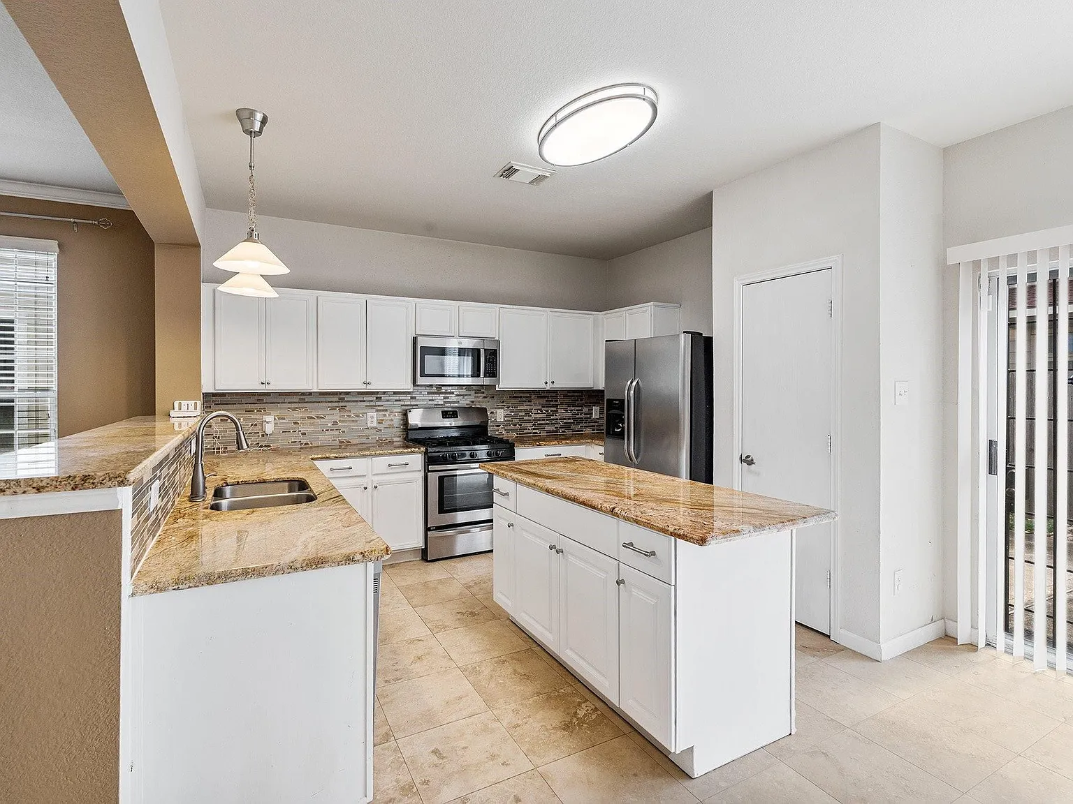 3 bed, 2.5 bath, 1624 sqft, $1,850 — Photo 3