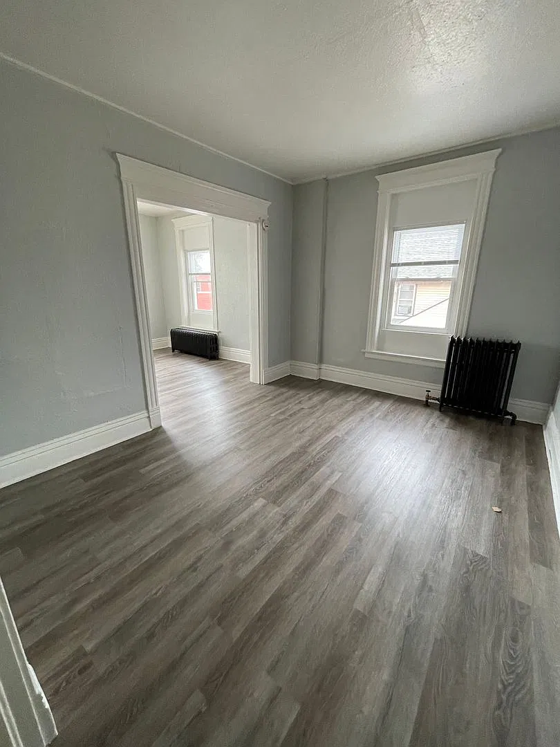 Large 1 Bedroom Apartment with Bonus room — Photo 4