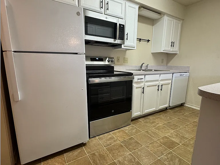 927 W Chestnut St #B — Photo 14