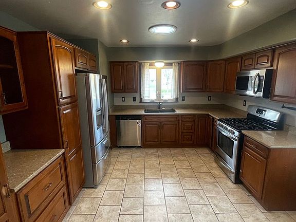 4th image of 2811 E Bolivar Ave