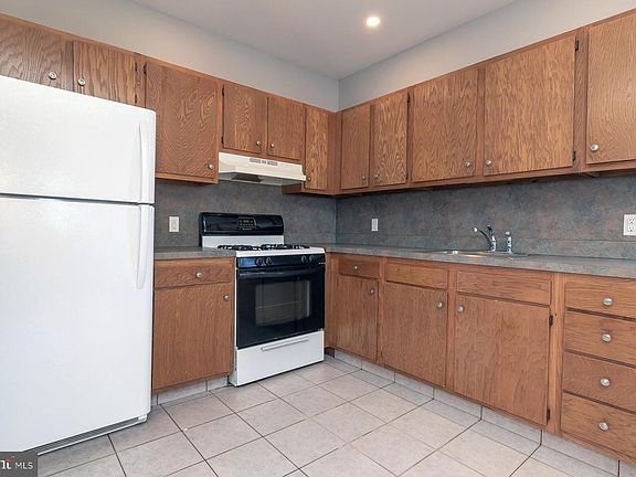 4th image of 136 S King St