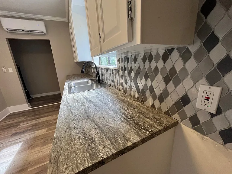 1010 Avenue K — Photo 11