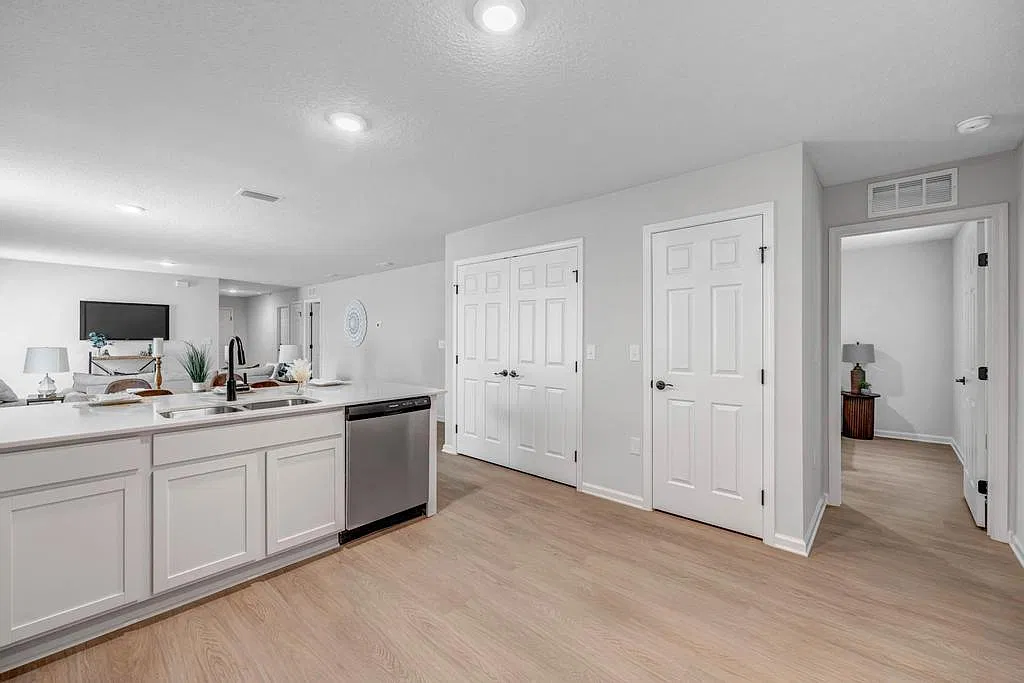 5460 Amazon — Photo 4
