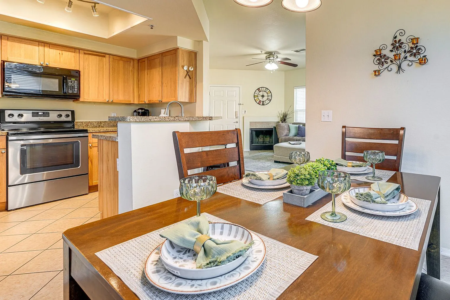 2 bed, 2.0 bath, 990 sqft, $4,312 — Photo 3