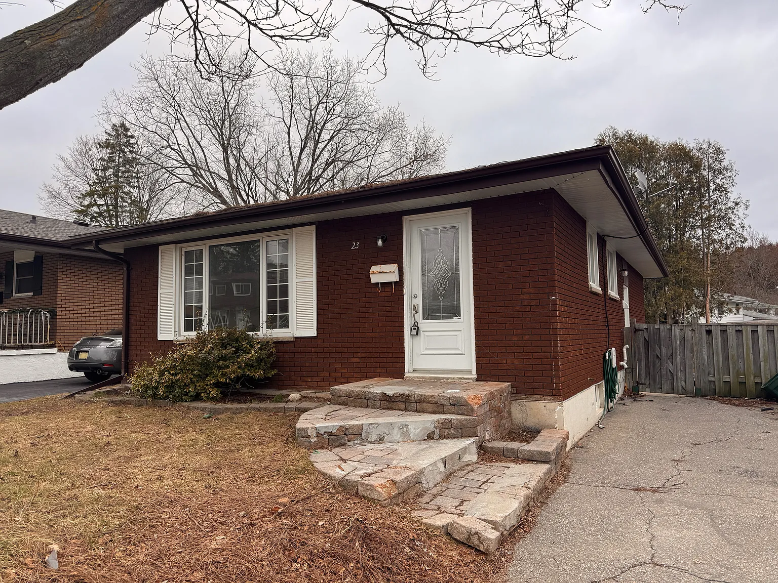 23 Arrowhead Crescent Kitchener — Photo 1