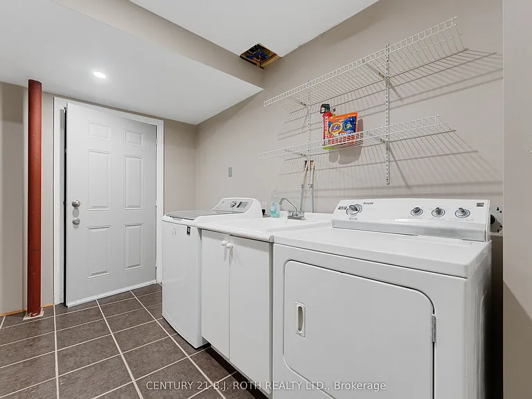 361 Georgian Dr #UPPER — Photo 14