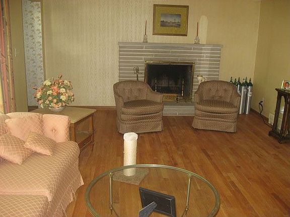 4th image of 1050 Parkview Dr