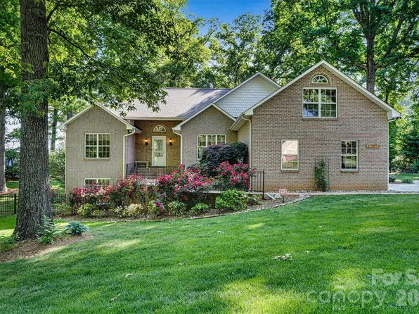 7538 Golf Course Dr S, Denver, NC 28037