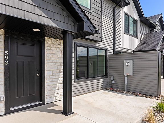 2nd image of 598 NE Hart Ln
