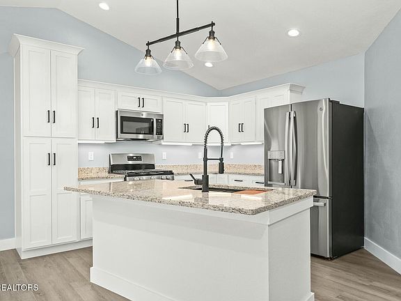 5th image of 2431 White Horse Dr