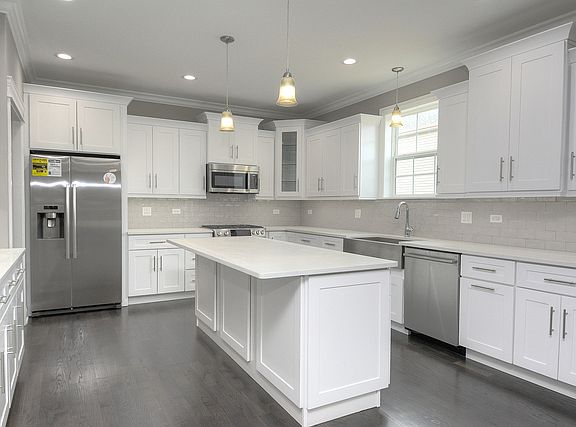 3rd image of 932 John St