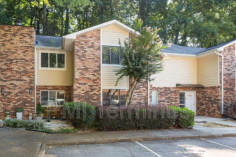 4 bed, 3.0 bath, 2428 sqft, $2,500 — Photo 2