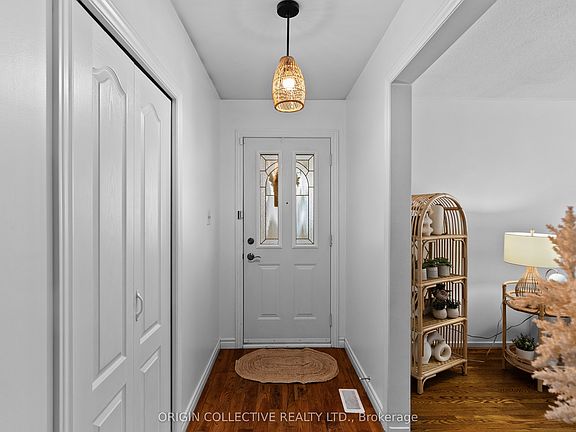 5th image of 983 Parthia Cres