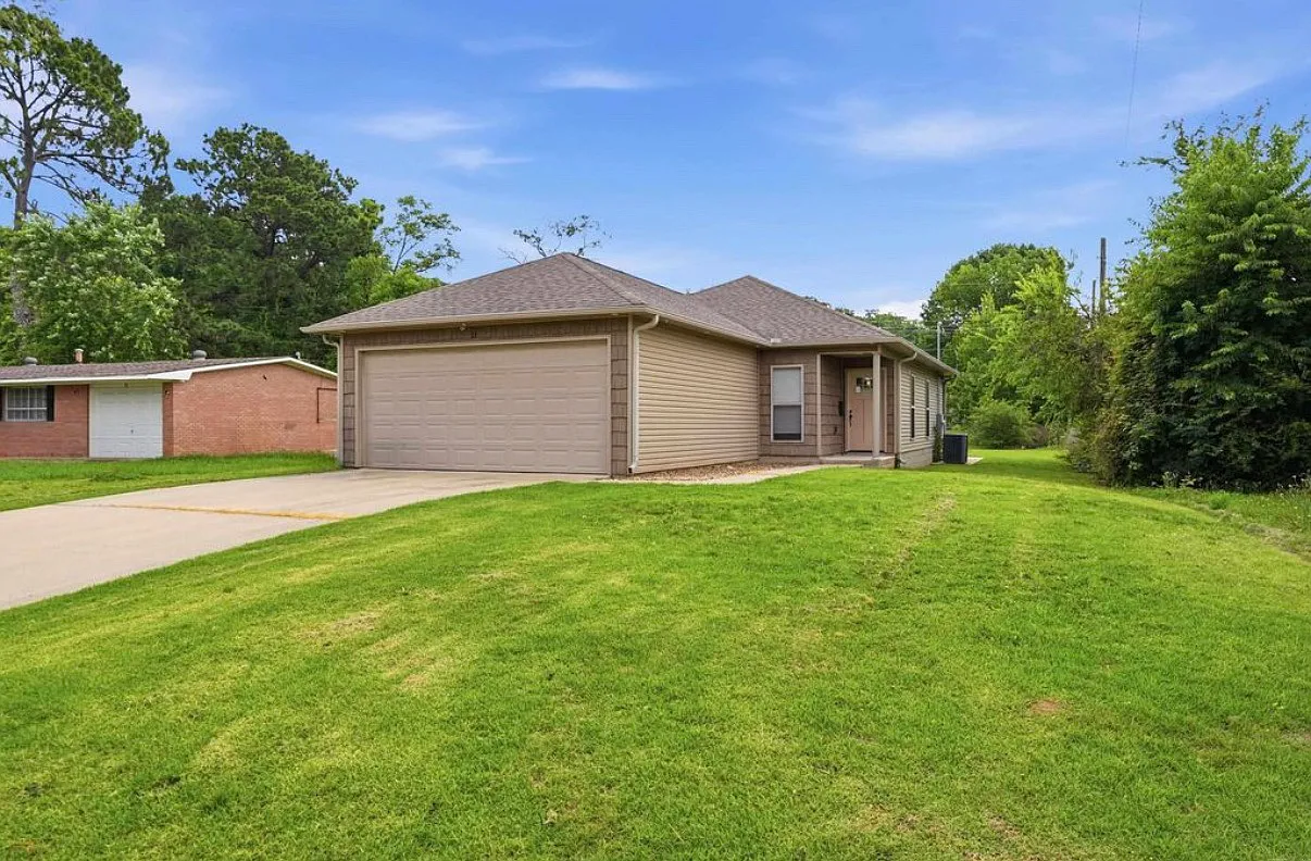 3 bed, 1336 sqft, $1,850 — Photo 1