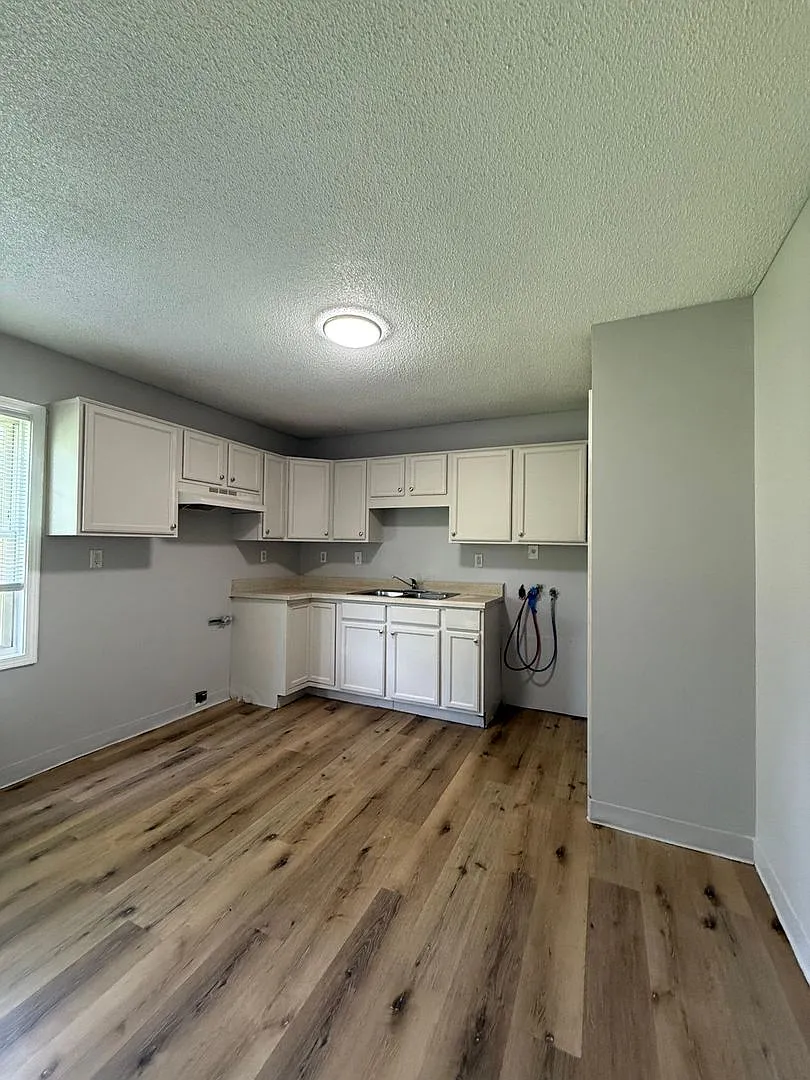 This is a 4 bedroom 1 Full bathroom house which has a spacious living room, dining room and full ... — Photo 3