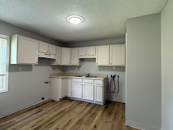 3rd image of 10919 Ewing Ave