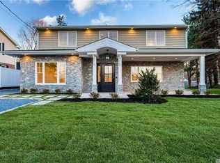 2 Bud Ct, Bayville, NY 11709