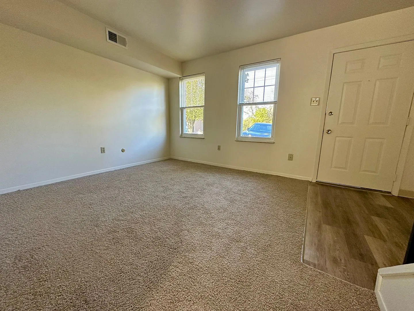 North Hills 3 Bedroom Townhome! In-Unit Washer & Dryer + Equipped Kitchen with Dishwasher! Call T... — Photo 4