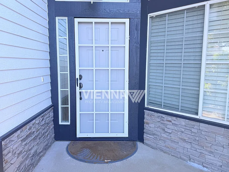 2736 Genesee Dr — Photo 2