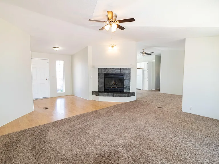 1040 W Barbara Pl — Photo 2