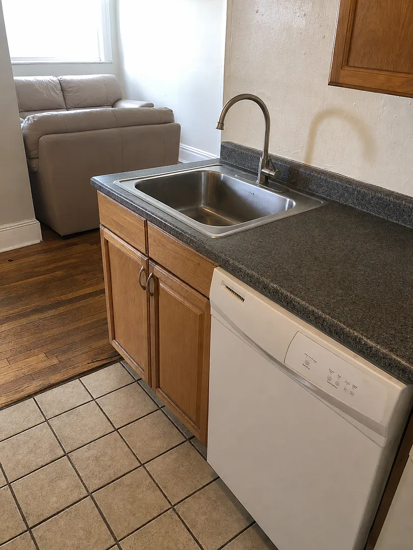 9/1 - No Fee! Charming Studio near Longwood, Green Line — Photo 3