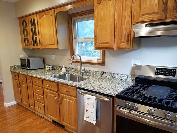 4th image of 105 Dix Ave