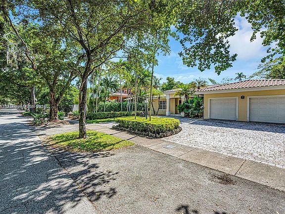4th image of 526 Madeira Ave