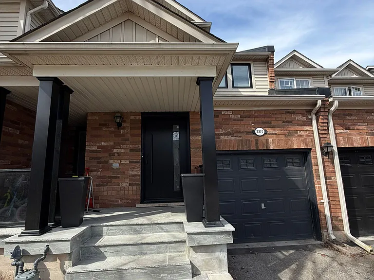 2374 Baintree Cres — Photo 1