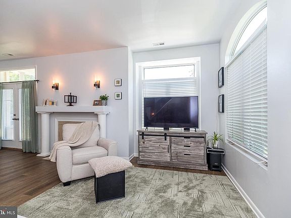 4th image of 1301 Barbaras Ct