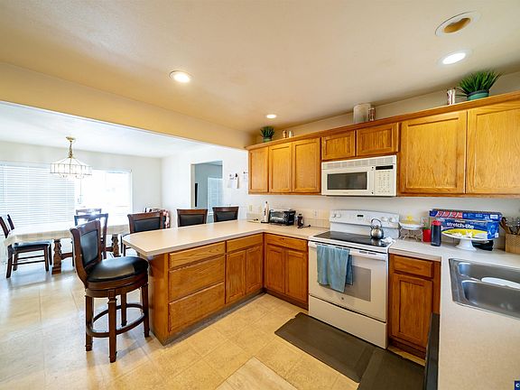 4th image of 1400 Clay St NE