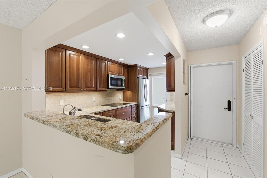 2350 NE 14th Street Cswy APT 507, photo 2