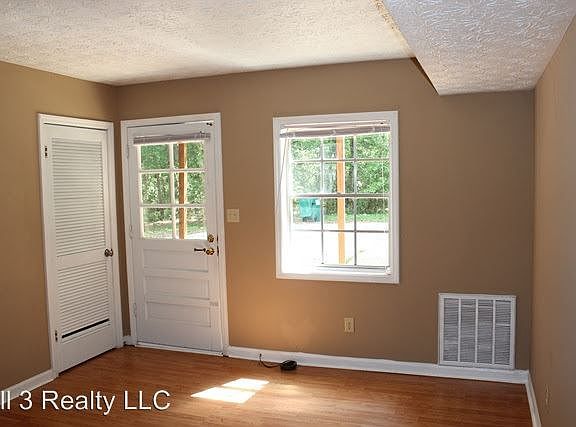 5th image of 135 Meadowbrook Ct