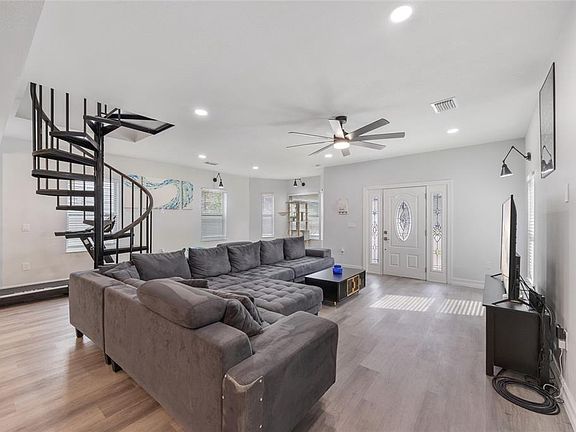 5th image of 914 E North Bay St