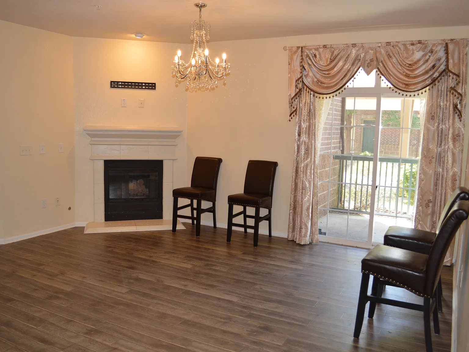 2 bed, 1174 sqft, $1,900 — Photo 2