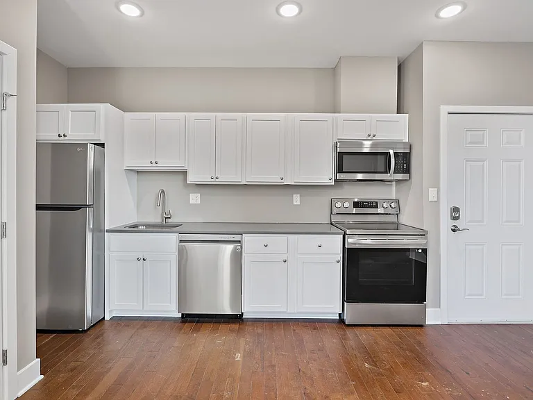 170 W Washington St — Photo 2