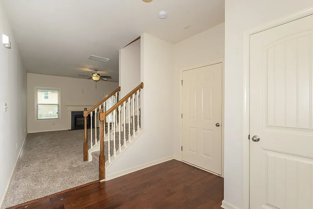 3 bed, 2.5 bath, 1920 sqft, $2,300 — Photo 2