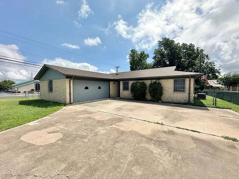 1300 Gowen Dr — Photo 1
