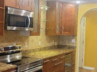 825 E Henry Clay St APT 104, Whitefish Bay, WI 53217