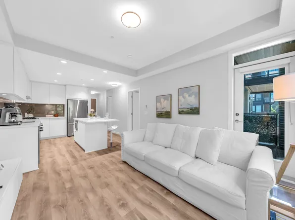 615 Cottonwood Ave #305, Coquitlam, BC V3J 0N4