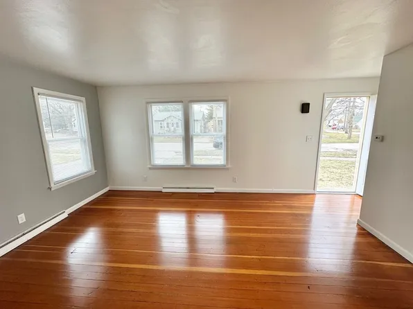 858 Clay St, Woodstock, IL 60098