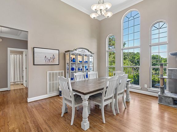 4th image of 1016 Taylors Cir