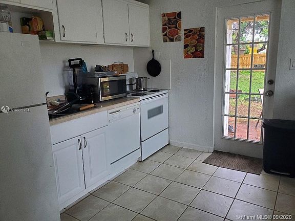 2nd image of 2318 Dewey St #0