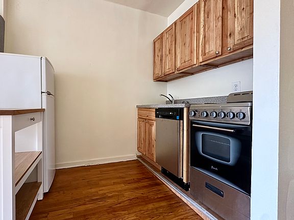 3rd image of 444 W 49th St APT 5D