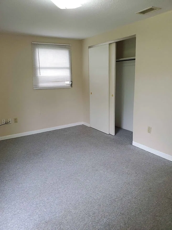 2115 Cordova Cir W — Photo 2