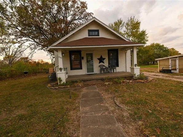 206 W Cruce St, El Dorado Springs, MO 64744